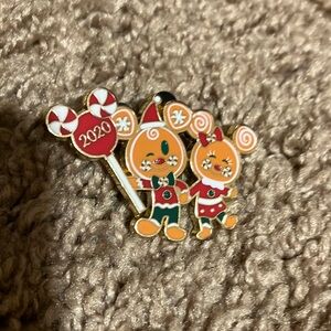 mickey and minnie gingerbread 2020 holiday pin
